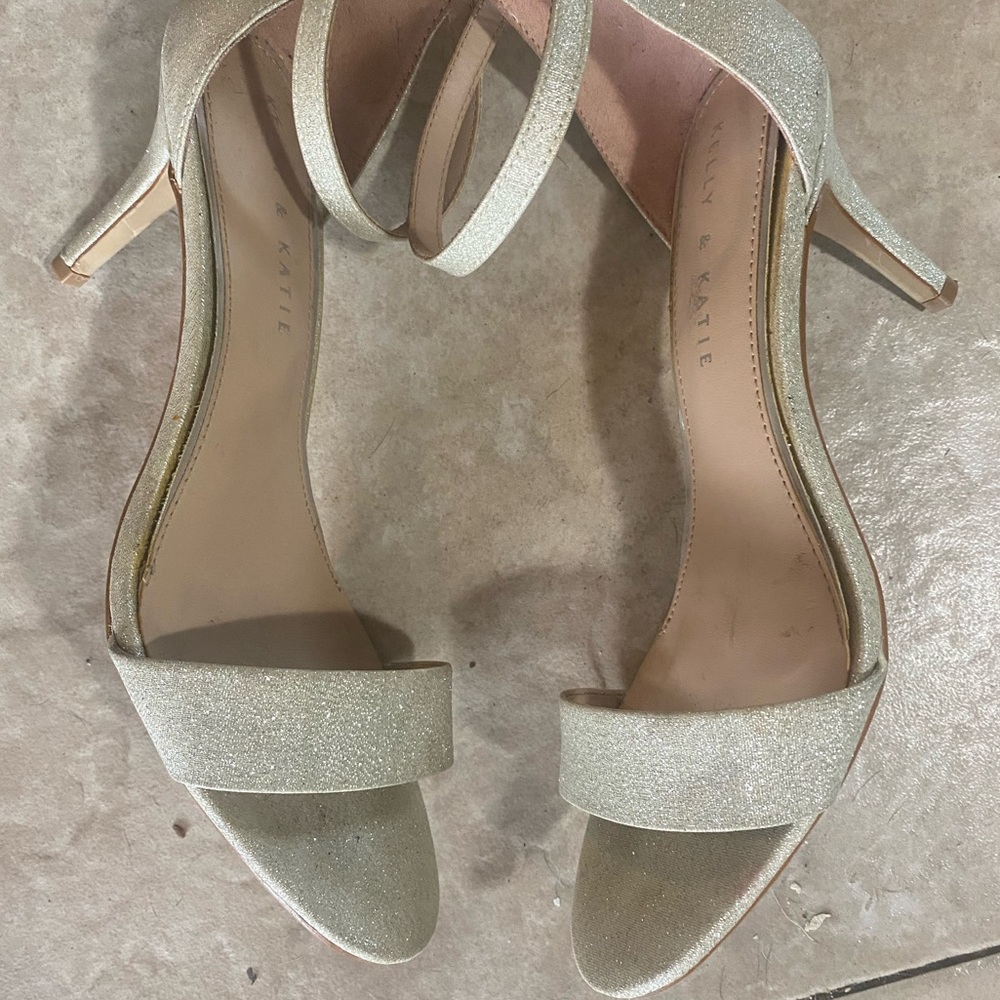 Kelly & Katie platinum shimmer strappy sandal with 2 inch heel sixes 8 38.5 Eur